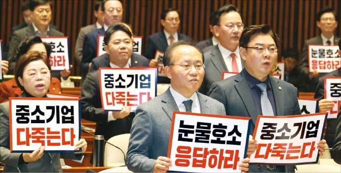 < 野 규탄하는 與 > 윤재옥 원내대표(가운데) 등 국민의힘 의원들이 25일 국회 본관에서 개최된 의원총회에서 중대재해처벌법 2년 유예 법안의 처리 불발에 대한 규탄대회를 열고 있다.  /김병언 기자 