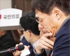 김경율 국민의힘 비상대책위원이 25일 비대위 회의에서 생각에 잠겨 있다.  /뉴스1 