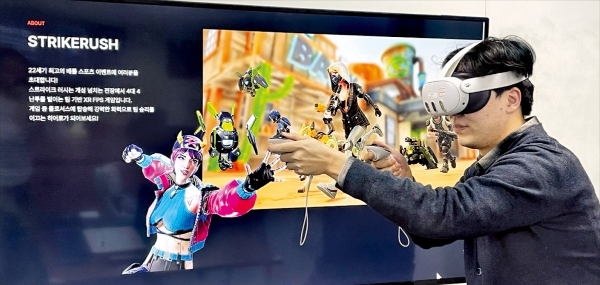 서울 강남구에 있는 스코넥엔터테인먼트 사무실에서 이주현 기자가 가상현실(VR) 기반 온라인 게임인 ‘스트라이크 러시’를 즐기고 있다. /스코넥엔터테인먼트 제공
 