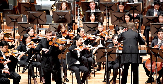 지난 26일 서울 예술의전당에서 피에타리 잉키넨 음악감독의 지휘로 바이올리니스트 요세프 슈파체크와 함께 공연한 KBS교향악단.  KBS교향악단 제공 