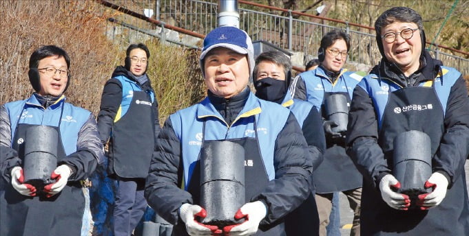 [포토] 신한금융 사랑의 연탄 나눔 