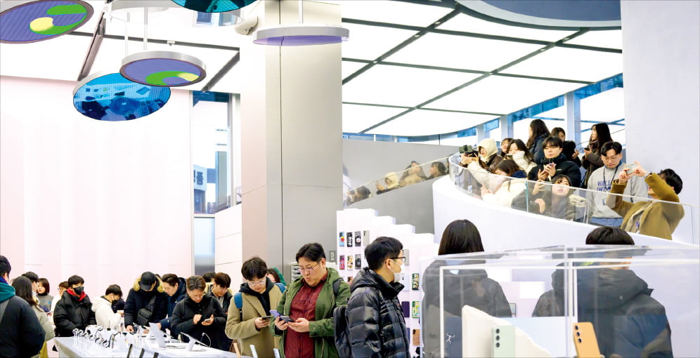 삼성전자 갤럭시S24 시리즈의 사전 판매가 시작된 지난 26일 서울 서초동 삼성 강남스토어에서 휴대폰을 구매하려는 소비자가 매장을 빼곡히 채우고 있다. 예약이 폭주하자 삼성전자는 사전 개통 마감일을 1월 31일에서 2월 8일로 연장했다. 	  삼성전자 제공 