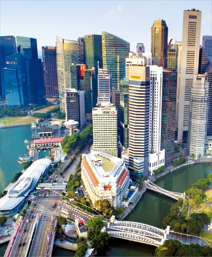 법인세와 소득세 부담이 작은 싱가포르에 이주하거나 현지법인을 세우는 국내 기업인이 눈에 띄게 늘고 있다. 사진은 고층 빌딩이 늘어선 싱가포르의 금융중심지 마리나베이.    Getty Images Bank 