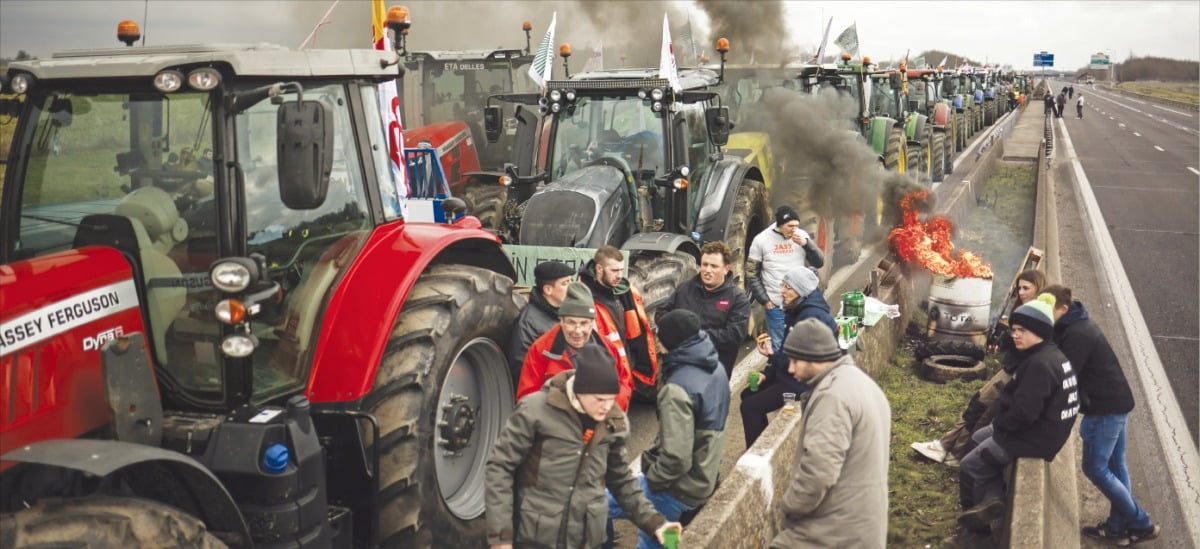 < 트랙터로 도로 점거 > 30일(현지시간) 프랑스 농민들이 트랙터를 몰고 수도 파리 동부 A4고속도로에 집결해 길을 점거한 채 대기하고 있다. 프랑스 농민들은 즉각적인 농가 보조금 지원 등을 요구하며 도로 봉쇄 농성과 정부 건물 앞 시위를 이어가고 있다.   /EPA연합뉴스 