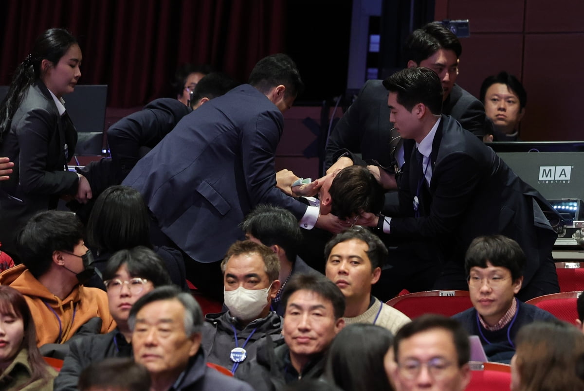 윤석열 대통령이 18일 전북 전주시 한국소리문화의전당에서 열린 전북특별자치도 출범식에서 참석자들과 인사를 나누던 중 진보당 강성희 의원이 소란을 피워 제지당하고 있다./ 사진=대통령실 사진 기자단