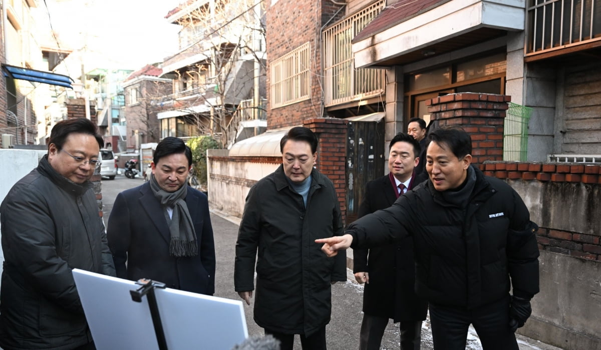 지난해 12월 21일 윤석열 대통령이 서울시 중랑구 중화2동의 모아타운 현장을 점검하고 있다. 사진=대통령실