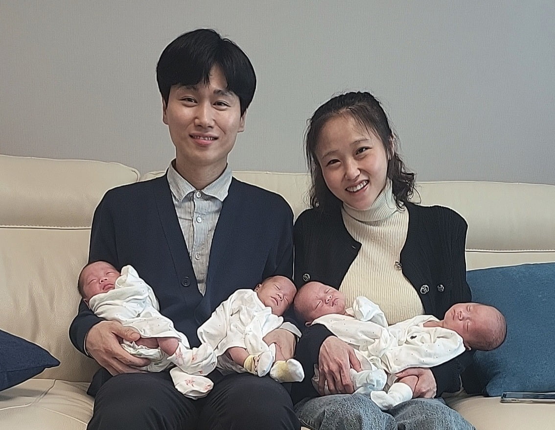 2023년 3월 네 쌍둥이를 자연분만한 송리원 SK온 PM(왼쪽)과 아내 차지혜 씨. 사진=SK온
