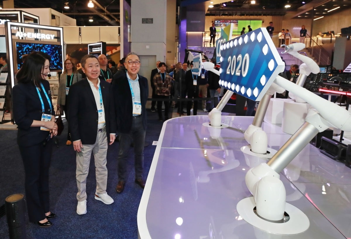 두산그룹 박정원 회장과 박지원 부회장이 ‘CES 2020’ 두산 전시관에서 협동로봇을 살펴보고 있다. 사진=두산그룹