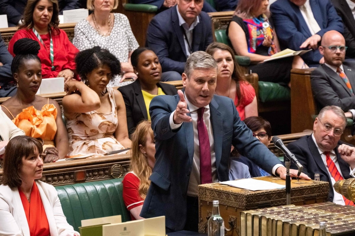 키어 스타머 영국 노동당 대표가 하원에서 열린 총리 현안 질의(PMQ)에서 손짓을 하며 연설하고 있다. 사진=AFP·연합뉴스