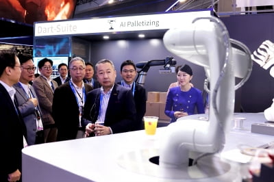 박정원 "AI, IT기업의 전유물 아냐…두산 비즈니스에 적극 적용" [CES 2024]