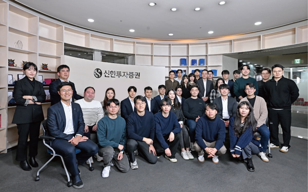 윤창용 센터장(뒷줄 왼쪽 두 번째)과 신한투자증권 리서치 애널리스트 및 팀원들. 사진=서범세 기자 