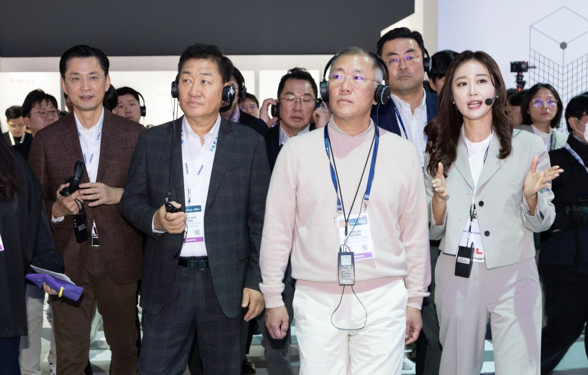 정의선 현대차그룹 회장과 한종희 삼성전자 부회장이 'CES 2024' 개막 첫 날인 9일(현지 시간) 삼성전자 전시관을 찾아 관계자로부터 설명을 듣고 있다.  사진=뉴스1