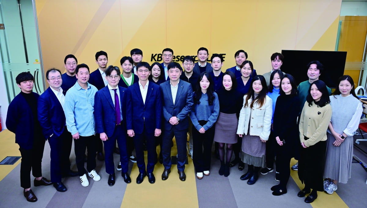 KB증권 김상훈 리서치본부장(앞줄 왼쪽에서 여섯번째) 과 리서치 애널리스트 및 팀원들. 사진=이승재 한경매거진 기자 
