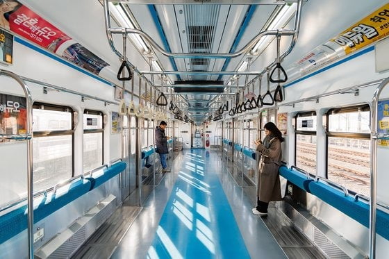 좌석을 전부 없앤 지하철 4호선의 모습. 사진=서울교통공사