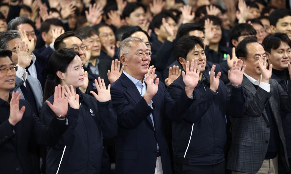 정의선 현대차그룹 회장이 기아 오토랜드 광명 2공장에서 열린 신년회 행사 후 직원들과 함께 기념 촬영을 하고 있다. 사진=연합뉴스