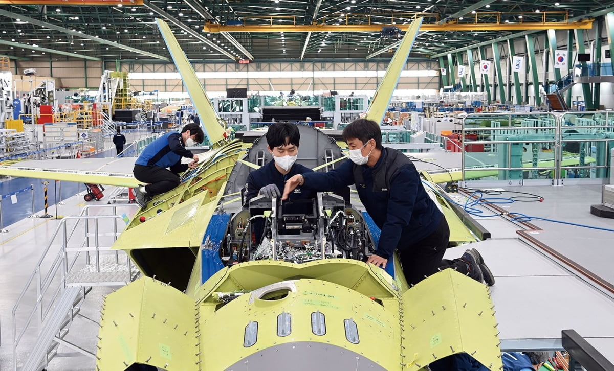 한국항공우주산업(KAI) 경남 사천공장에서 관계자들이 한국형 전투기 조립 작업을 하고 있다/한국항공우주산업 제공