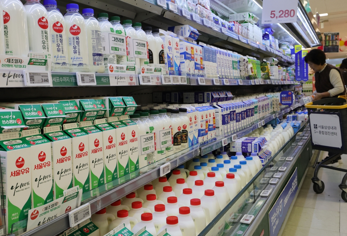 서울 시내 마트에서 소비자들이 우유를 고르고 있다. 사진=한경DB
