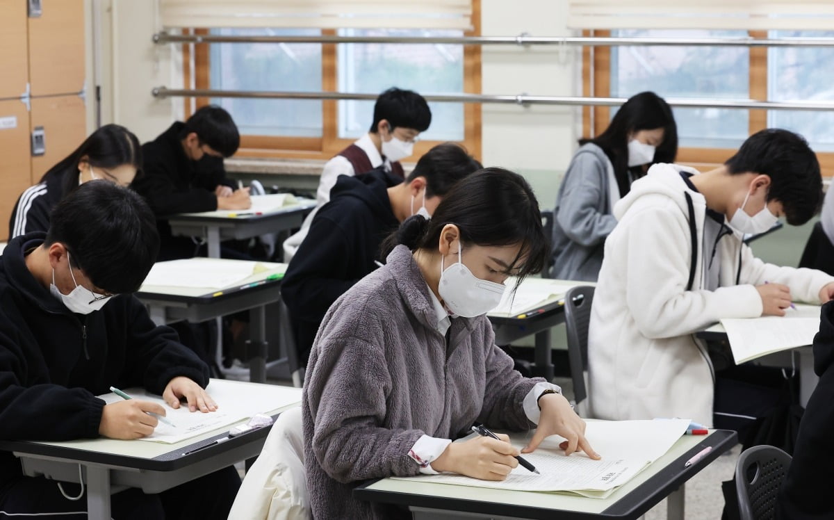 한국의 중·고등학생들은 정치인과 대통령의 신뢰도가 가장 낮다는 평가를 내렸다.  사진=연합뉴스