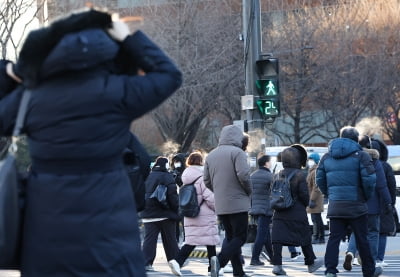 “이러니 애를 못낳지”...韓 기업 절반, 육아휴직은 '그림의 떡'