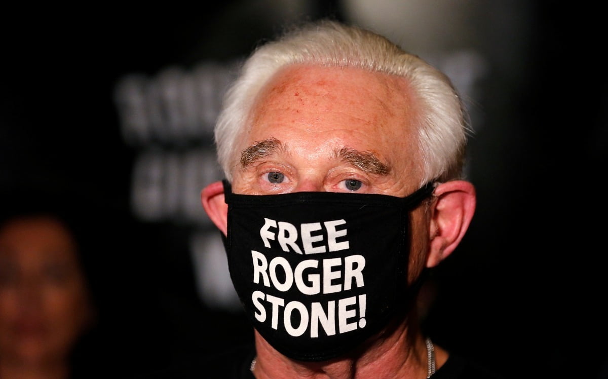도널드 트럼프 전 미국 대통령이 2020년 7월 로저 스톤을 특별 감형하자 ‘FREE ROGER STONE’이라고 적힌 검은색 마스크와 티셔츠를 입고 자신의 의사를 전달했다. 사진=로이터·연합뉴스