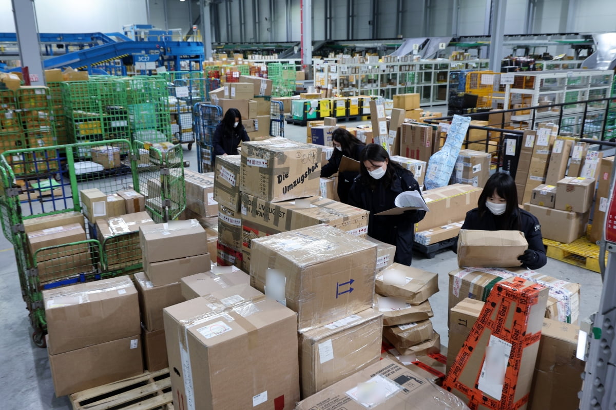 인천시 중구 인천공항본부세관 특송물류센터에서 세관 직원들이 직구 물품을 살펴보고 있다