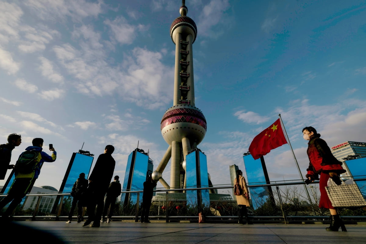 중국 상하이의 금융 중심지 루자쭈이에 있는 동방명주탑 아래를 사람들이 걷고 있다. 사진=한경DB