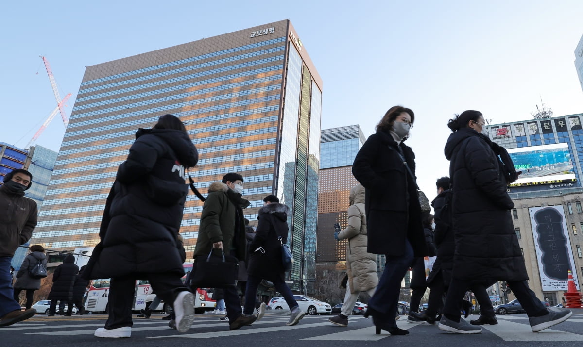 “딴 세상 이야기네” 서울 직장인 0.1% 평균 연봉 14억원···강원·전북의 3배  