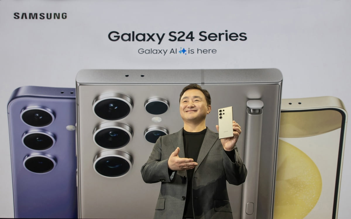 노태문 삼성전자 MX사업부장이 '삼성 갤럭시 언팩2024'에서 갤럭시 S24 시리즈를 공개하고 있다./삼성전자