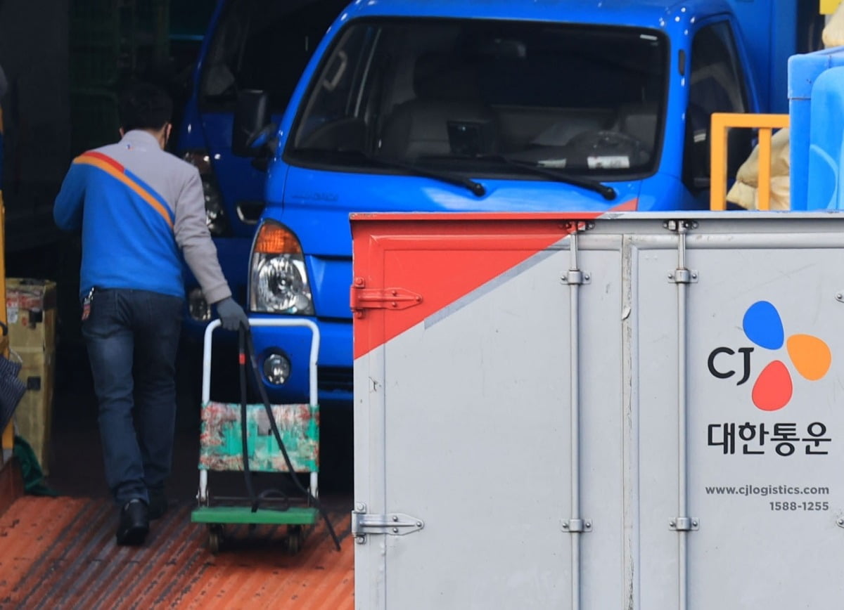 서울 시내 CJ대한통운 사업소에서 직원이 택배물품을 옮기고 있다. 사진=연합뉴스