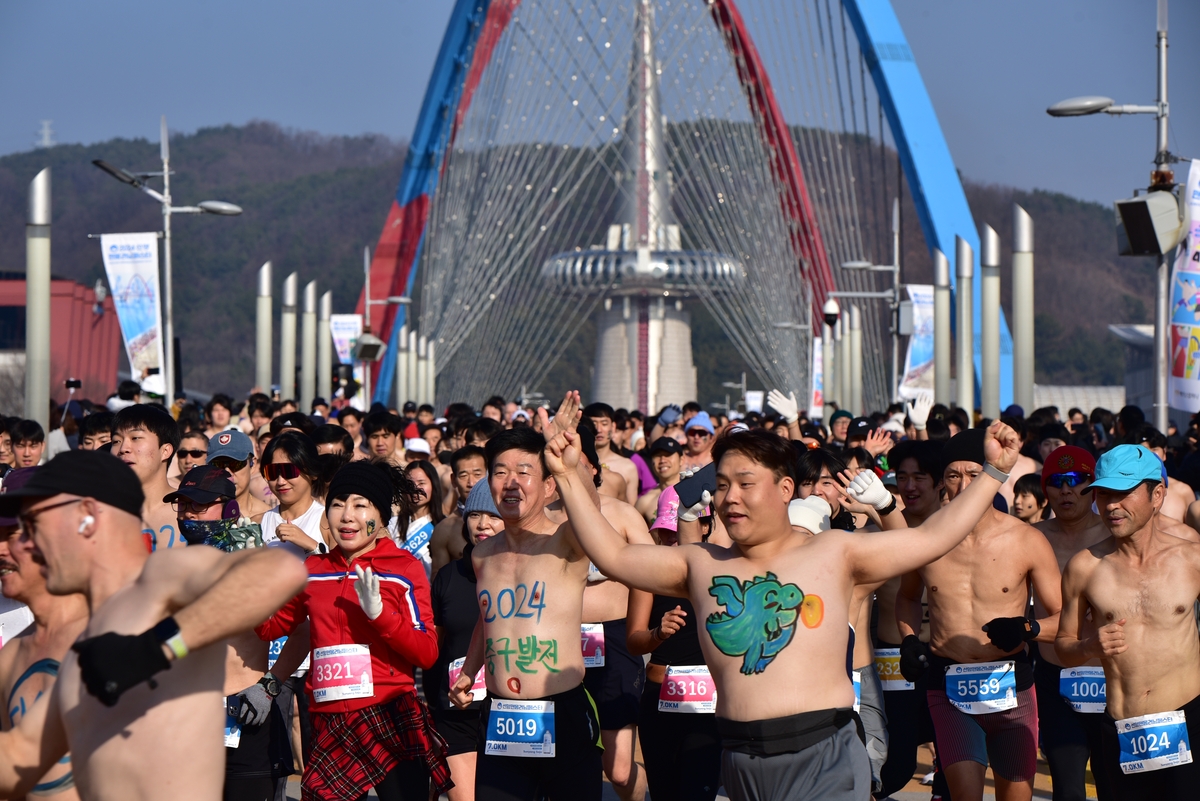 '청룡의 기운'으로 달렸다…추위 녹인 2024 선양맨몸러닝페스타