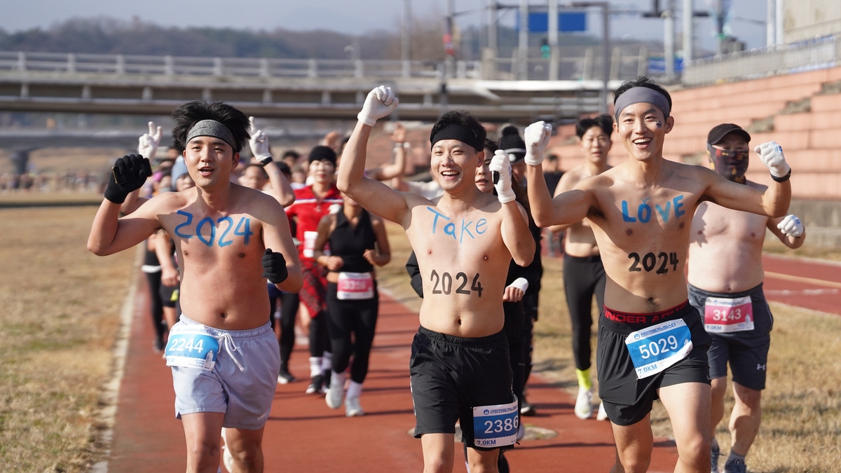 '청룡의 기운'으로 달렸다…추위 녹인 2024 선양맨몸러닝페스타