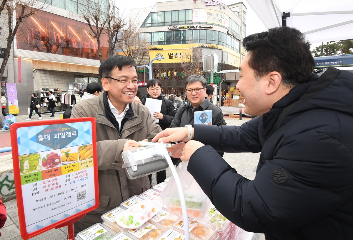 최상목 "소상공인 126만명에 1인당 20만원 전기요금 감면"