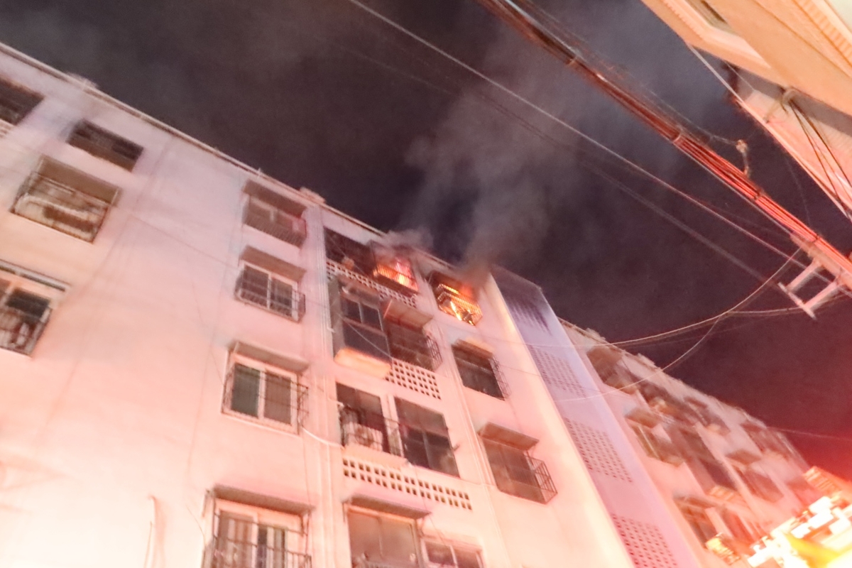 부산 영도구 아파트서 불…2명 부상·40명 대피