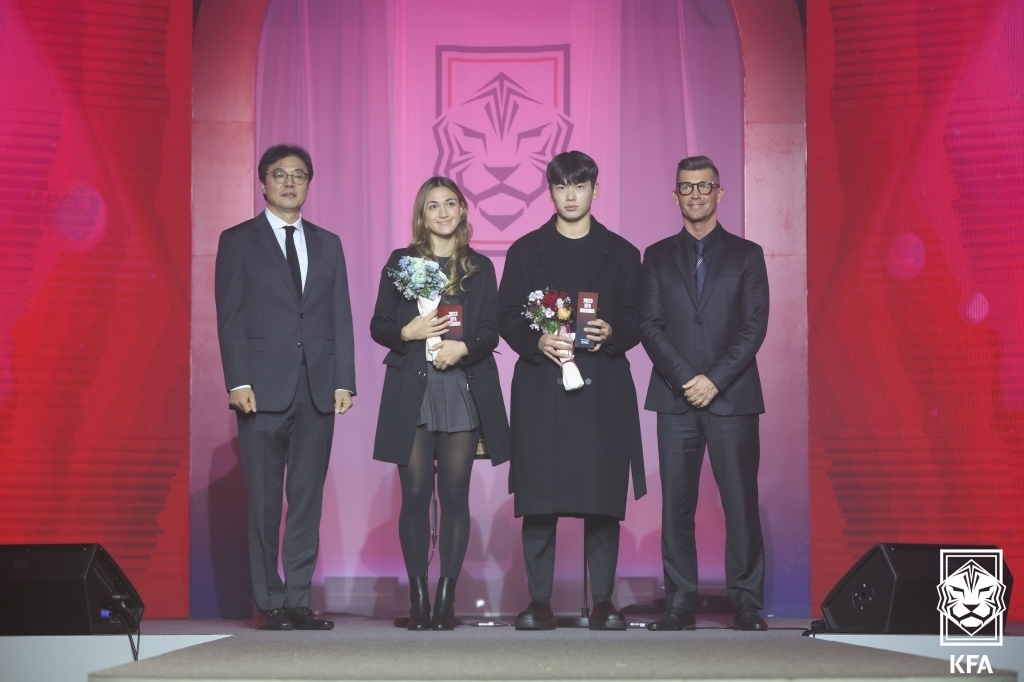 김민재, 손흥민·이강인 제치고 대한축구협회 올해의 선수 선정(종합)