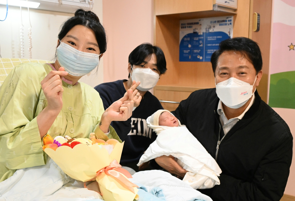 오세훈 시장, '새해 첫둥이들' 보러 강북삼성병원 방문