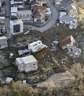 [르포] "76살 되도록 이런 강한 지진은 처음"…주택 붕괴 현장엔 '공포'