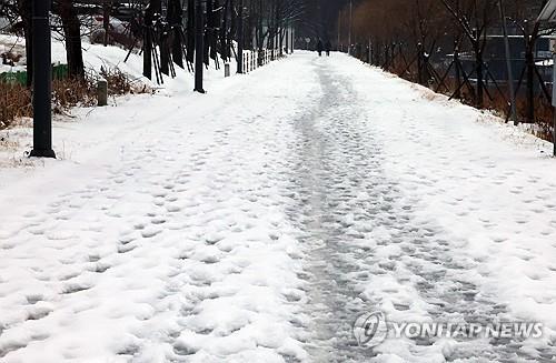 강원 내륙·산지 흐리고 눈…빙판길·도로 살얼음 주의