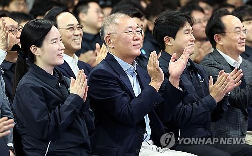 MZ직원과 손흔들며 새해인사한 정의선 "실패에 좌절 말아야"