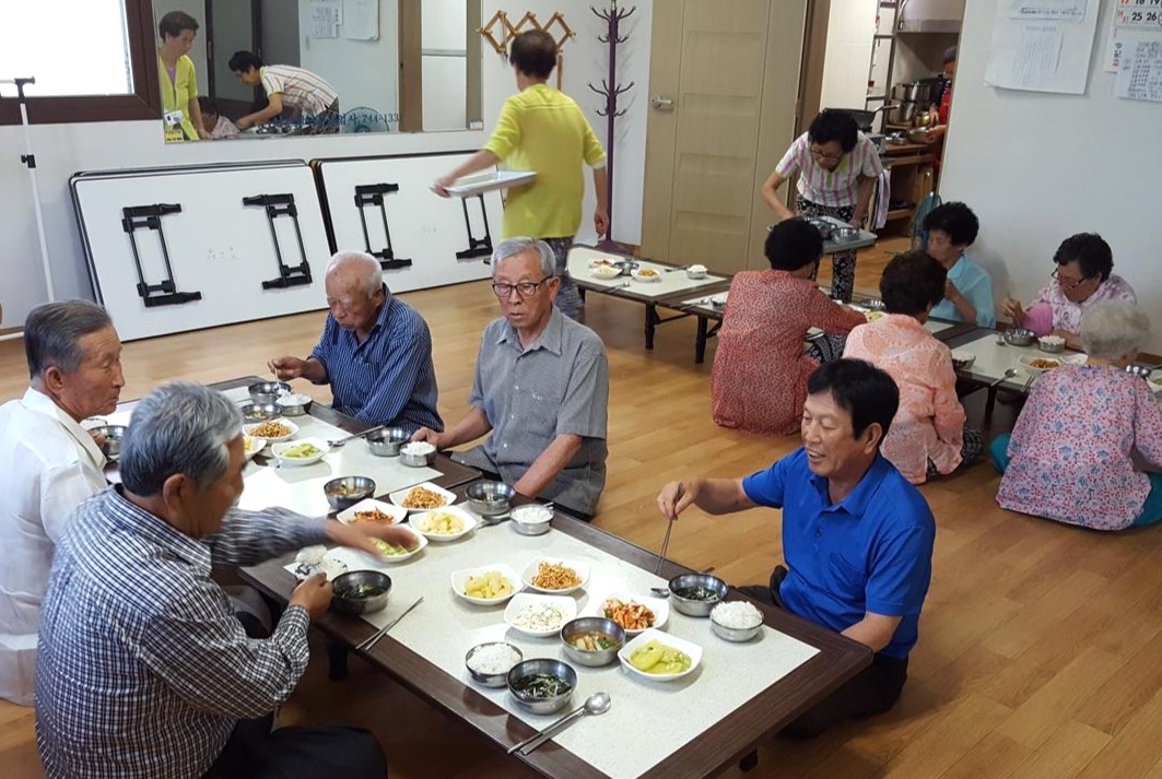 경로당 식사 걱정 '뚝'…영동군 가사도우미 확대 운영