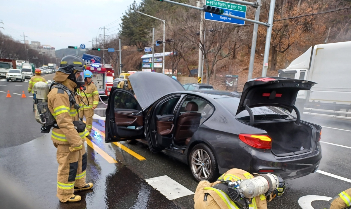 울산 북부순환도로 달리던 BMW 차량서 불…인명피해 없어