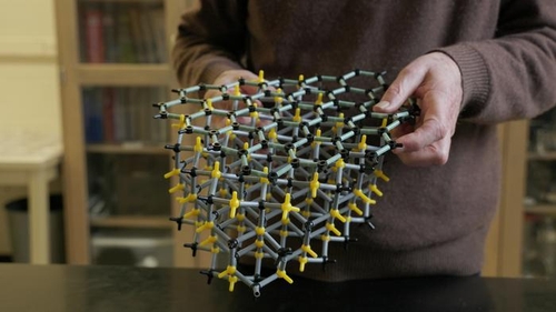 [사이테크+] '꿈의 신소재' 그래핀으로 만든 최초 기능성 반도체 개발