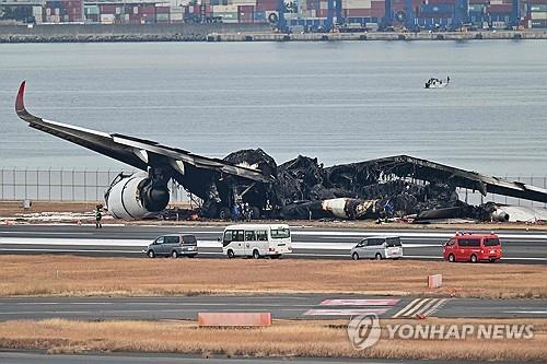 연기 자욱해도 지시 따랐다…외신도 놀란 '하네다 공항의 기적'