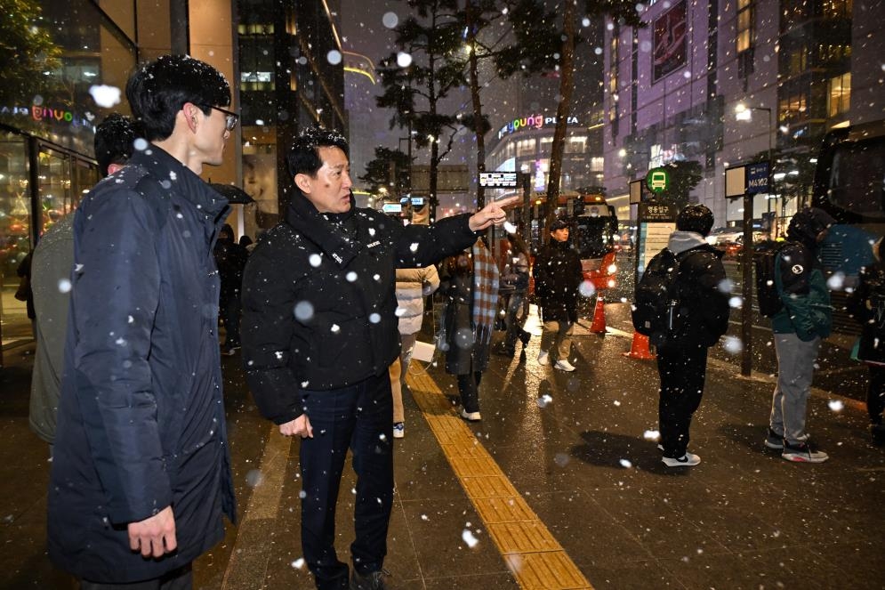 오세훈 '퇴근길대란' 명동 버스정류장 점검…"보완책 조속마련"