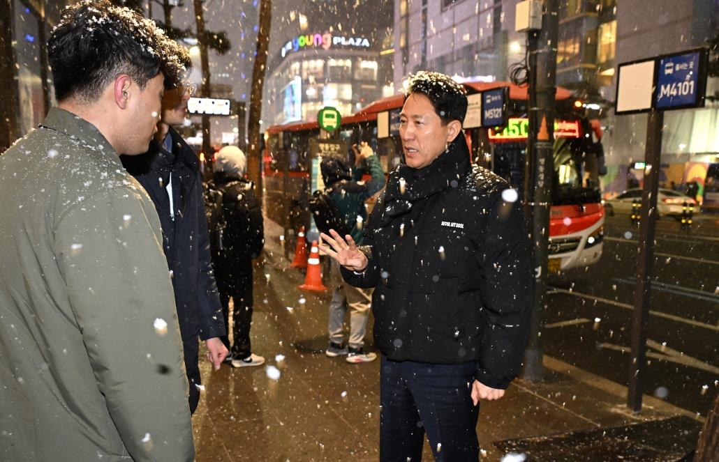 오세훈 '퇴근길대란' 명동 버스정류장 점검…"보완책 조속마련"