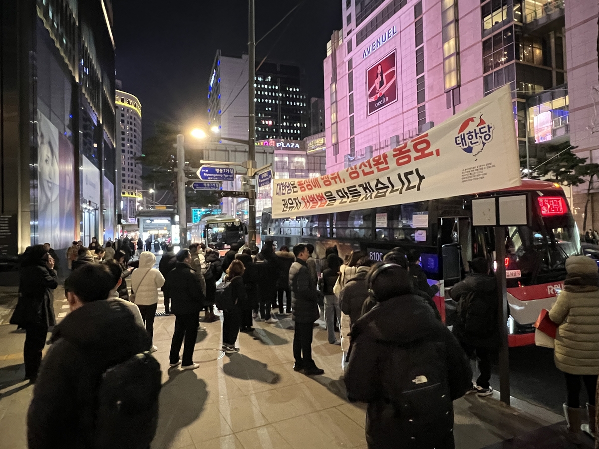 명동 '버스대란' 완화됐지만…시민들 "정류장 여전히 좁아"