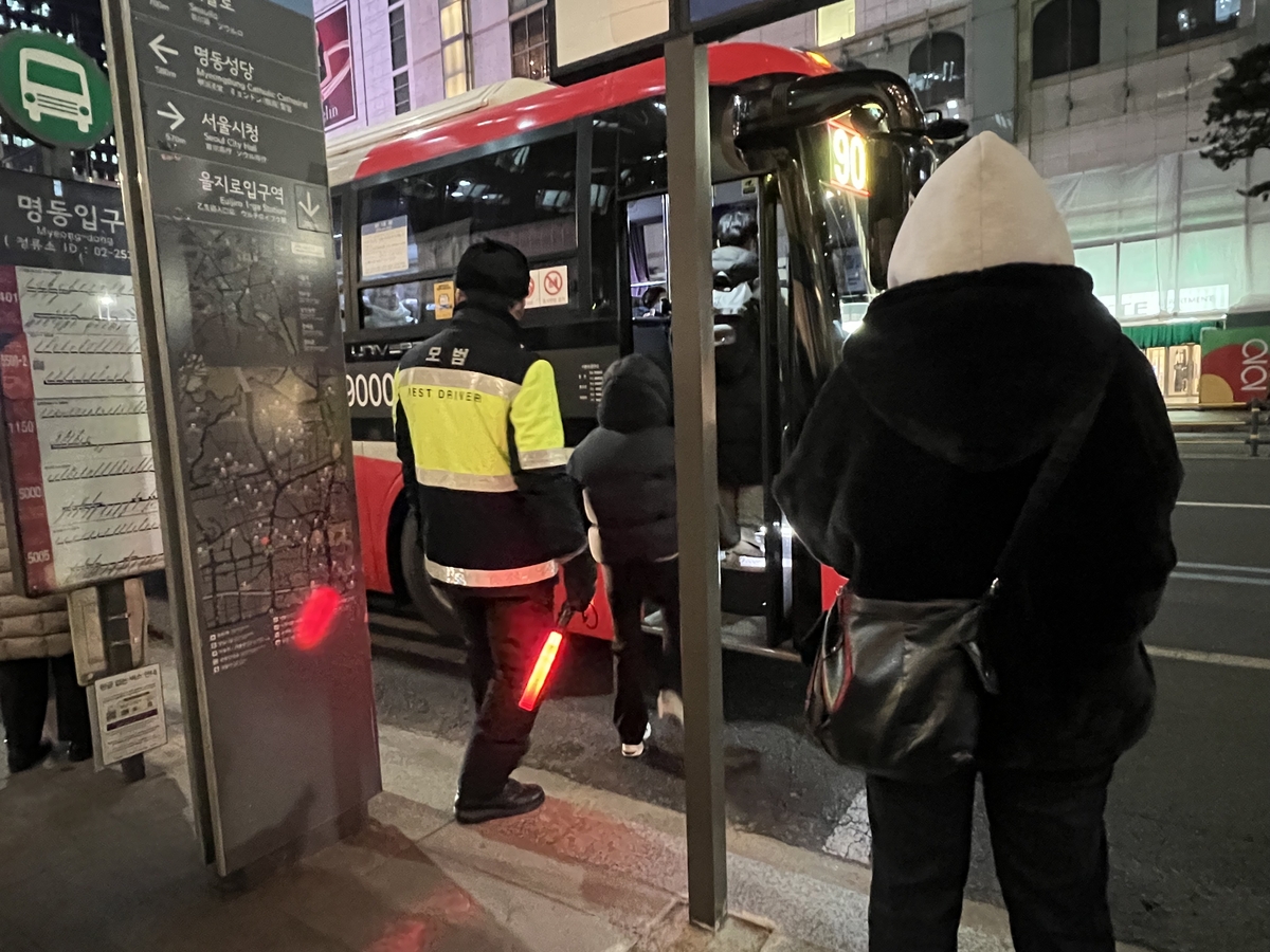 명동 '버스대란' 완화됐지만…시민들 "정류장 여전히 좁아"