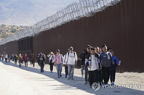 "작년 멕시코 거쳐 美 불법입국 시도 중국인 급증…평년의 20배"