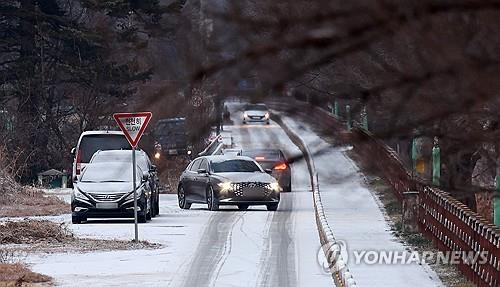 강원 내륙·산지 짙은 안개…빙판길·도로 살얼음 주의