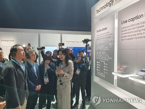 [CES 2024] 최태원, SK·삼성·LG 부스 방문…AI 등 기술 현황 점검