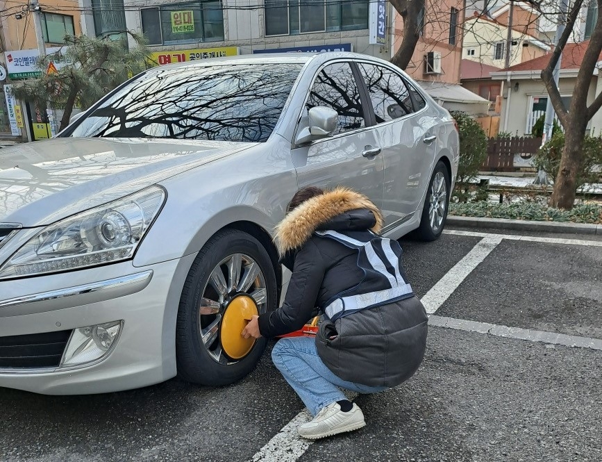 "고액체납자 차량 발견하면 즉시 바퀴 잠금장치 사용합니다"